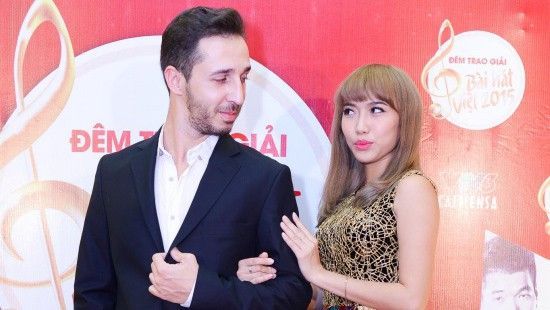 Diệu Nhi vẫn đủ thời gian 'quậy' dù đi thảm đỏ với trai đẹp