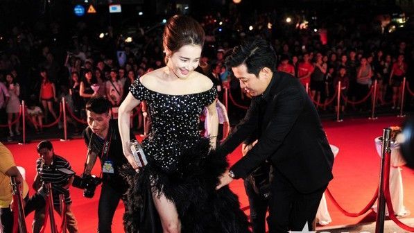 Clip: Trường Giang - Nhã Phương nhìn nhau 'quên trời đất' trên thảm đỏ