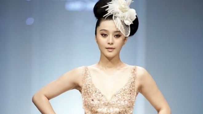 Sao Hoa ngữ 'hai lưng' vẫn gây bão showbiz
