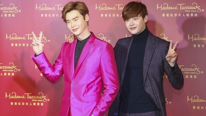 Mỹ nam Lee Jong Suk phấn khích vì tượng sáp giống 90%