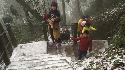 Hà Nội bất ngờ có tuyết, giới trẻ thích thú - người già bất an