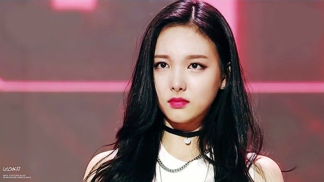 Thành viên TWICE lo lắng vì bị cấm hẹn hò