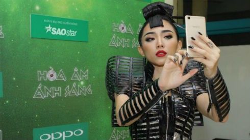 Tóc Tiên nghịch ngợm chụp ảnh selfie ở hậu trường The Remix