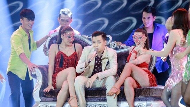 Biểu cảm của 2 fan nữ khi bất ngờ gặp Ngô Kiến Huy trong hậu trường