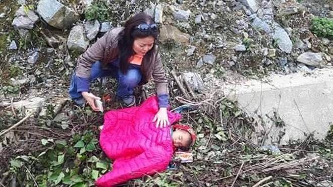 Trẻ em Tây Bắc ngủ bên vệ đường: Xin đừng tiếp tay cho sự tàn nhẫn!