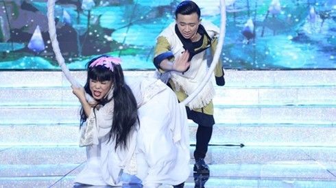 Clip: Trấn Thành - Việt Hương chọc cười khán giả với 'Thần điêu đại bịp'