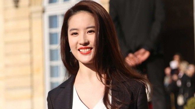 Lưu Diệc Phi mất điểm vì nụ cười hở lợi