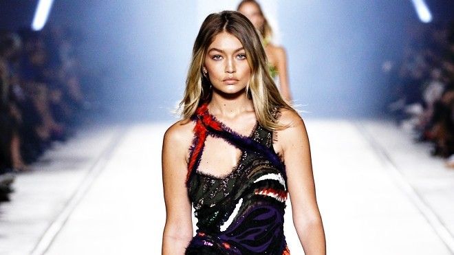 Gigi Hadid làm vedette show Versace mở màn tuần lễ couture SS 2016