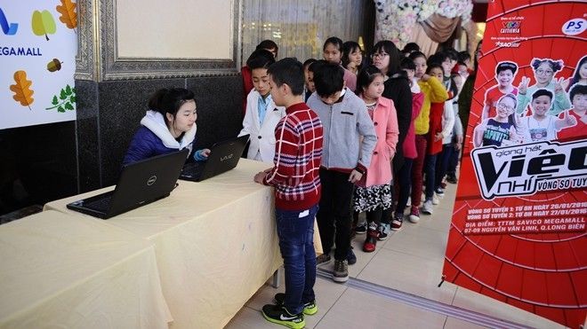 Mặc trời rét đậm, thí sinh nhí vẫn tấp nập đến thử giọng The Voice Kids