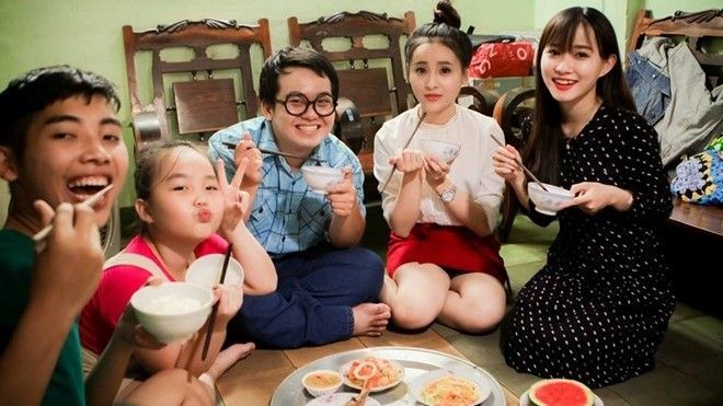 Sinh viên làm PG, đóng quảng cáo kiếm tiền tiêu Tết