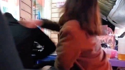 Chàng mải mê chơi game, nàng 'nổi cơn tam bành' giữa quán