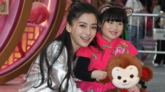 Angela Baby cãi lời mẹ chồng về chuyện sinh nở