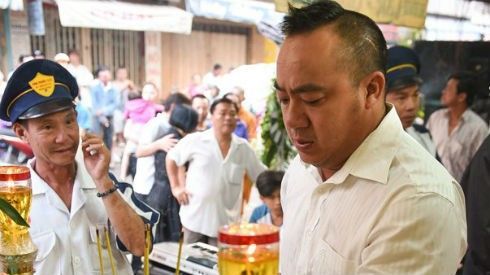 Hiếu Hiền ngậm ngùi tiễn đưa bầu show Duy Ngọc