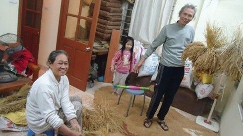Vợ chồng tỷ phú vẫn đi mót lúa ở Hà Nội