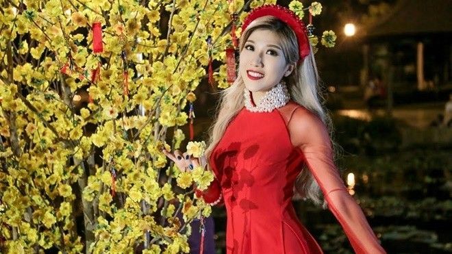 Trang Pháp nữ tính bất ngờ khi diện áo dài quay MV Tết
