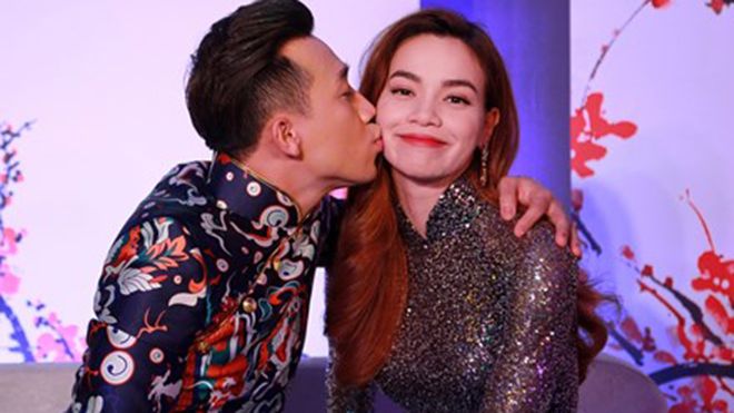 Trấn Thành hôn thắm thiết Hồ Ngọc Hà khi cùng làm MC