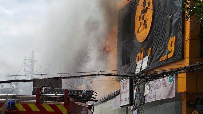 Siêu thị Thế Giới Di Động cháy dữ dội giữa Sài Gòn