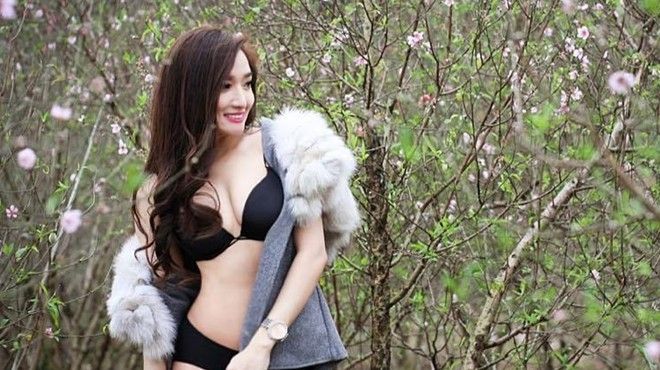 Bất chấp giá rét, gái xinh diện bikini chụp ảnh tại vườn đào Nhật Tân