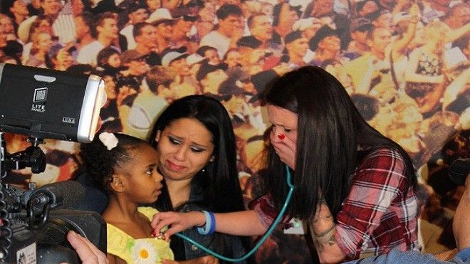 Rơi lệ khoảnh khắc mẹ nghe tim của con mình đập trong lồng ngực 1 em bé khác