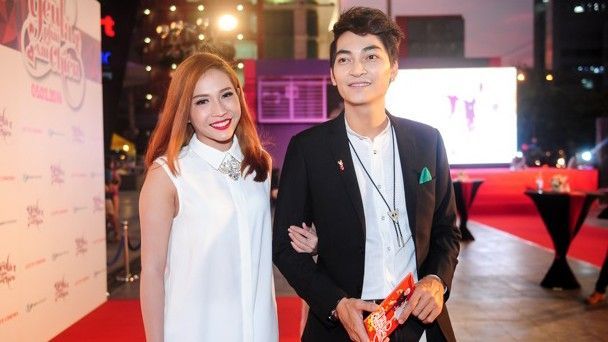 Khả Như tình tứ với người yêu Khương Ngọc trong ngày ra mắt phim đầu tay