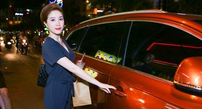 Bảo Thy được bố chở đi uống trà sữa bằng xe sang mới tậu