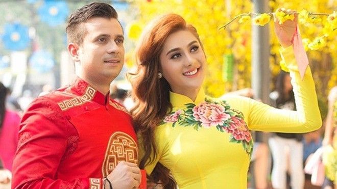 Lâm Chi Khanh duyên dáng áo dài dạo phố Tết cùng bạn nhảy Tây