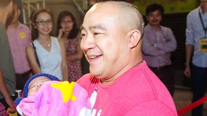Cảm động trước hình ảnh Hiếu Hiền ru con ngủ trong họp báo