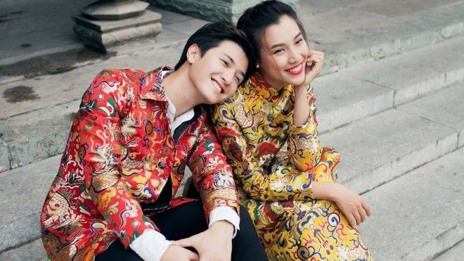 Hoàng Oanh dịu dàng sánh bước bên Huỳnh Anh đi chùa cầu an