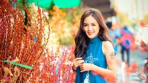 Phương Ly 'nổi bần bật' với áo dài jean khác lạ dạo phố ngày Tết