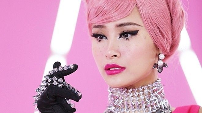 Đông Nhi hóa búp bê kỳ quái, 'chất lừ' trong hậu trường Pink Girl