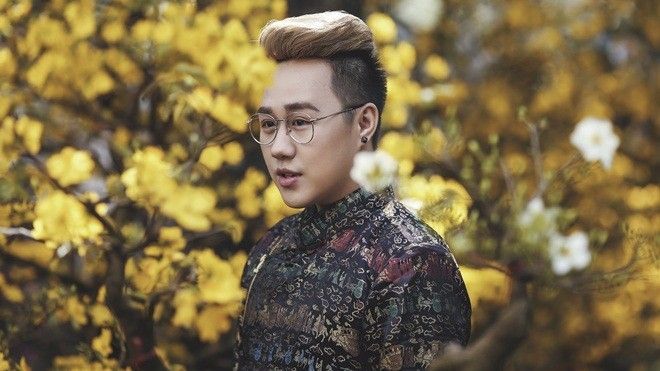 Trung Quân Idol khác lạ diện áo dài chụp ảnh giữa rừng đào