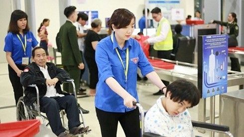 240 tình nguyện viên được huy động phục vụ hành khách ở Tân Sơn Nhất