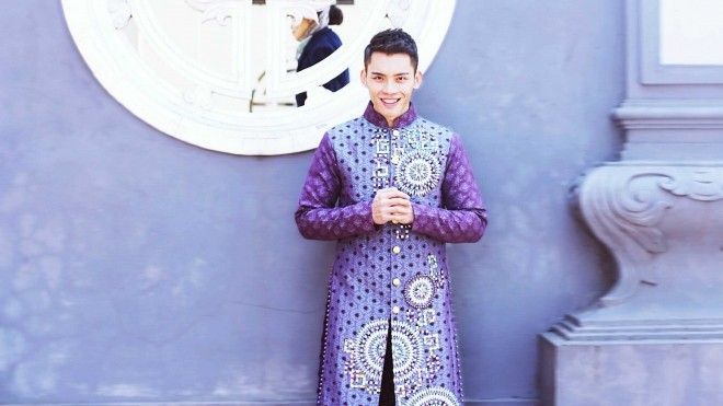 Giải bạc Siêu mẫu Mạnh Khang bảnh bao diện áo dài đi lễ chùa