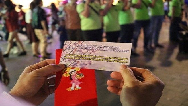 Lì xì 10.000 đồng cho người bỏ rác vào thùng