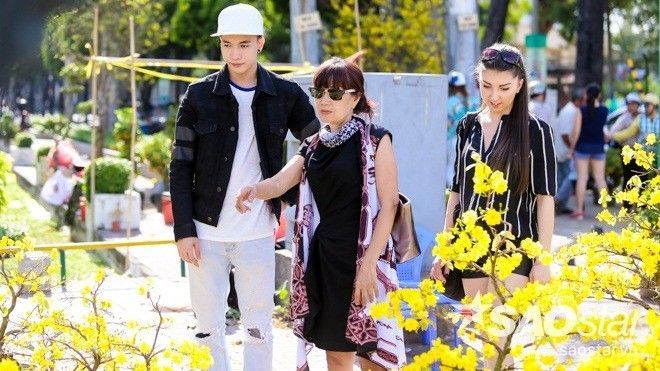 S.T cùng mẹ và bạn nhảy xuống phố ngắm hoa ngày Tết