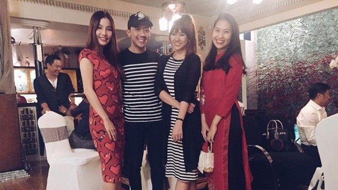 Hari Won tươi tắn, diện áo cặp cùng Trấn Thành đón Tết