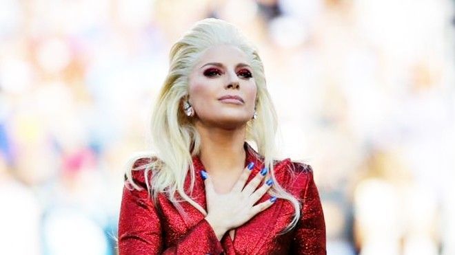 Lady Gaga diện pantsuit Gucci hát quốc ca tại Super Bowl lần thứ 50