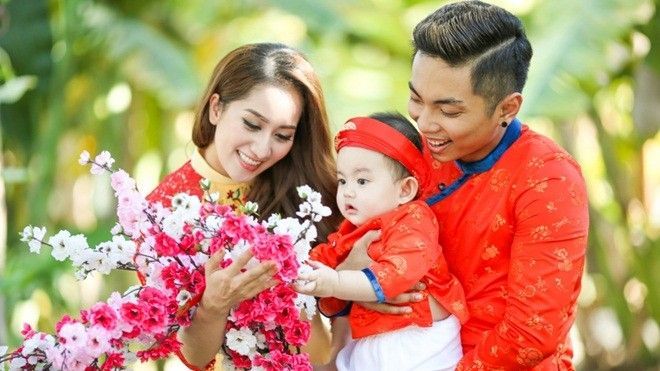Gia đình Khánh Thi diện áo dài rực rỡ xuống phố ngày đầu năm