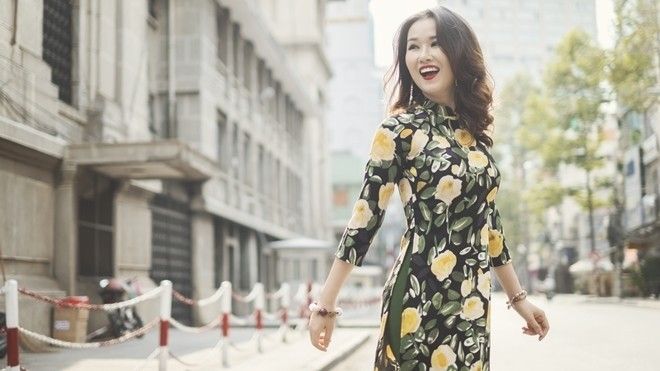 'Làn gió xuân' Võ Hạ Trâm yêu kiều dạo phố với áo dài