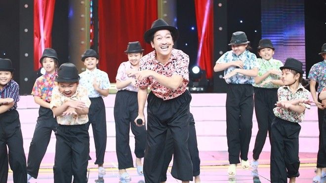 Trường Giang tưng bừng khoe giọng cùng hàng chục phiên bản nhí
