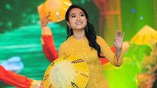 Bất ngờ với màn cầu hôn lãng mạn không kém ngôn tình của bạn trai MC Hồng Phượng