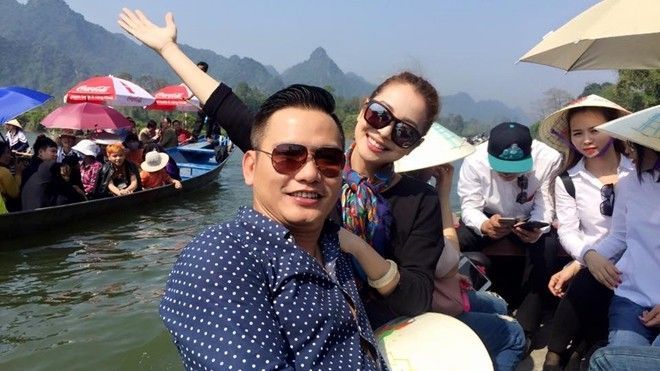 Jennifer Phạm tình tứ cùng chồng đi khai hội chùa Hương