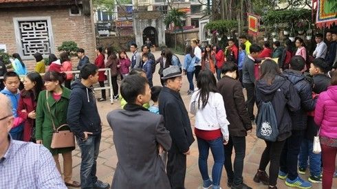 Người Việt chỉ xếp hàng khi bị bắt buộc?