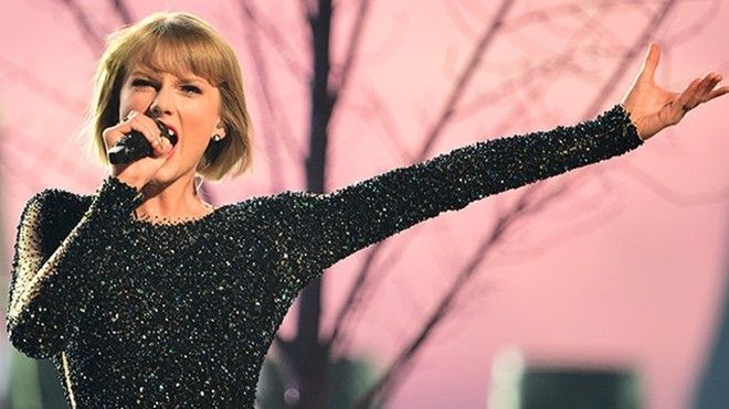 Taylor Swift phấn khích hát mở màn Grammy với 'Out of The Woods'