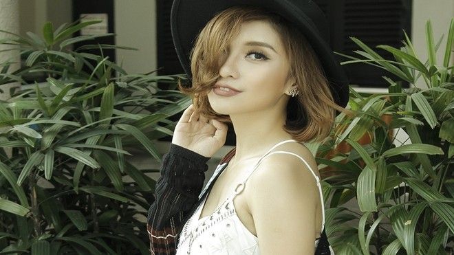 Tiêu Châu Như Quỳnh đẹp hút mắt với style dạo phố