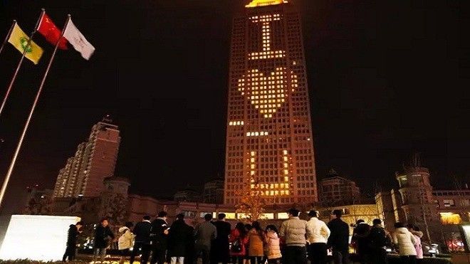 Cụ ông 84 tuổi 'bao trọn' tòa nhà để tỏ tình với người vợ 83 tuổi