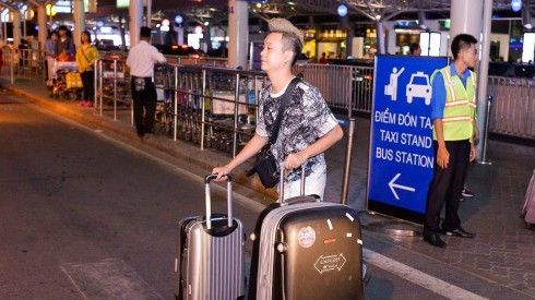 JustaTee 'tay xách nách mang' ở sân bay vào Sài Gòn chuẩn bị The Remix