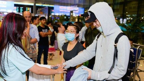 Soobin Hoàng Sơn được fan 'chăm sóc chu đáo' tại sân bay