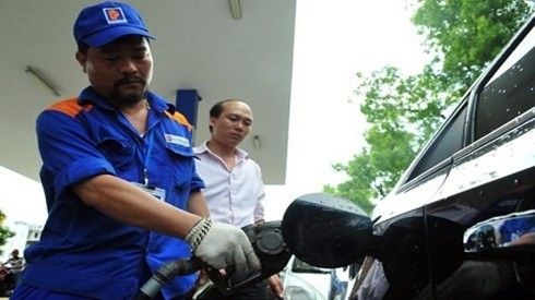 Giá xăng tiếng tục giảm gần 1.000 đồng