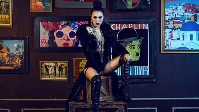 DJ Tít cực sexy với áo lông vũ trong bộ hình mới